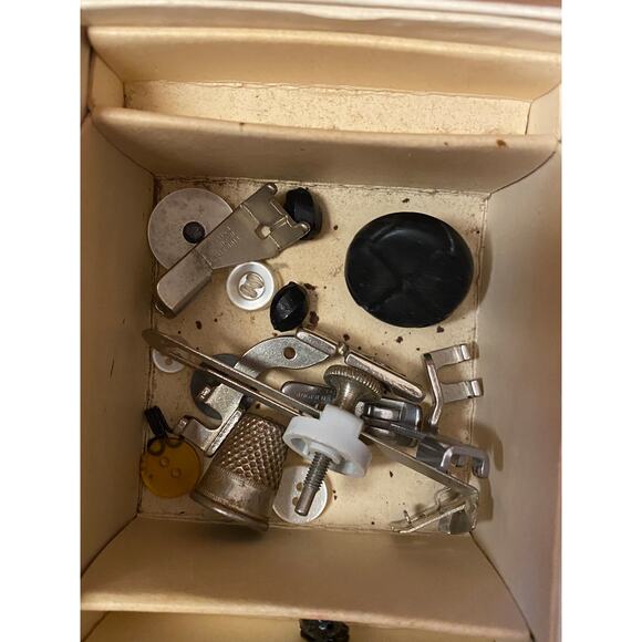 VTG Mixed Box Lot SINGER Sewing Machine Attachments for Class 600 machines - Picture 11 of 15